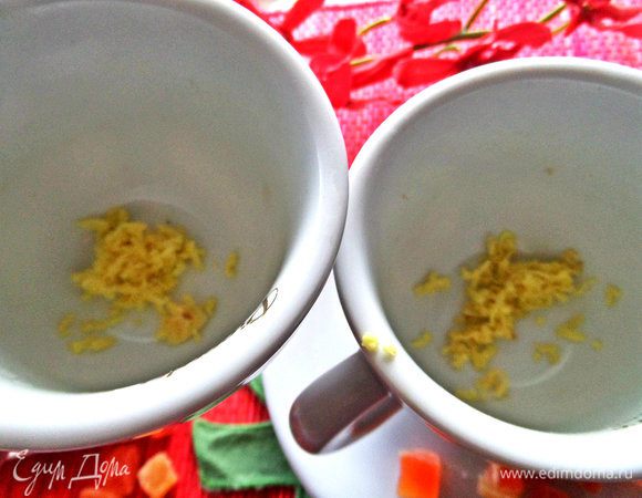 Разделить имбирь по чашкам. Если не привыкли к имбирю, то берите для начала меньше.