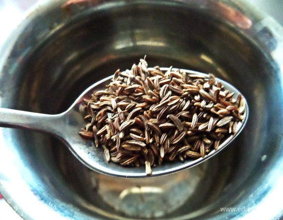 В турку или небольшую кастрюльку насыпаем тмин.