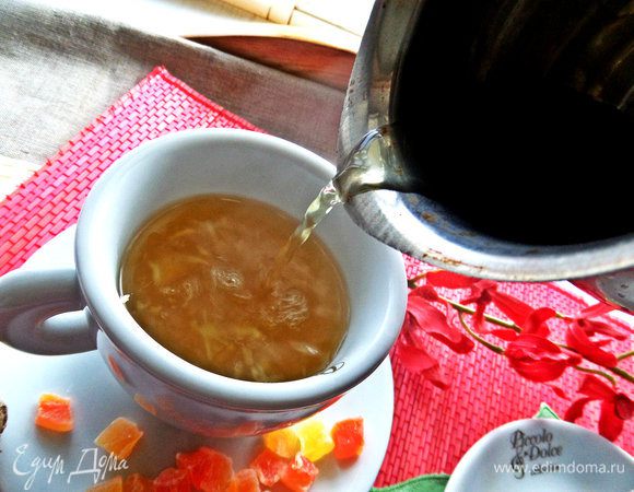 Чай бледный, приятного кремового цвета, слегка мутноватый от имбиря.