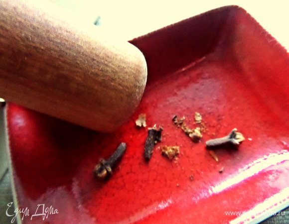 Растолочь 2–3 гвоздички.