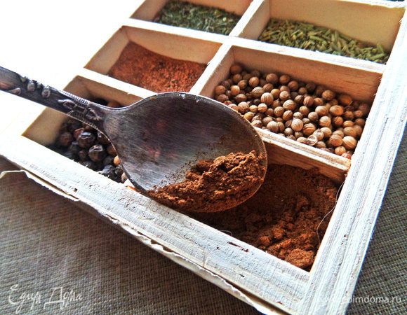 Берем корицу на кончике ложки.