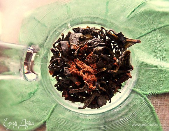 Засыпаем чай и специи в кружку.