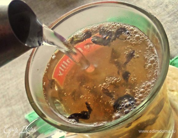 Заливаем горячей водой.