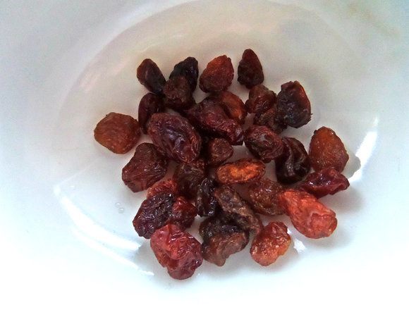 Промываем изюм и бросаем на дно чашки.