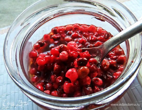 Берём свежую или замороженную бруснику. У меня брусника в меду, делала несколько партий, так вкусно! Рецепт простейший, можно посмореть здесь: http://www.edimdoma.ru/retsepty/76504-brusnika-v-medu