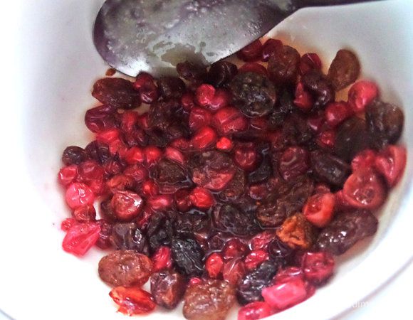 Растираем ложкой ягоды, чтобы раздавить их.