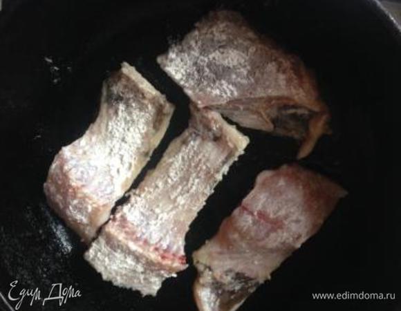 Поставить вариться яйца.
Рыбу разрезать на куски, посолить, поперчить и обжарить на растительном масле.
Из жареной рыбы очень легко достать крупные кости.