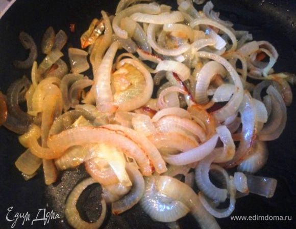 Пока жарится рыба, порезать лук полукольцами и пожарить до румяности на растительном масле.