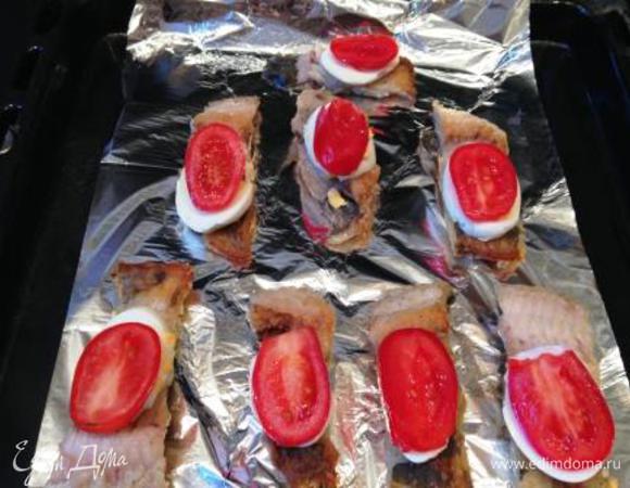 На яйца помидоры.