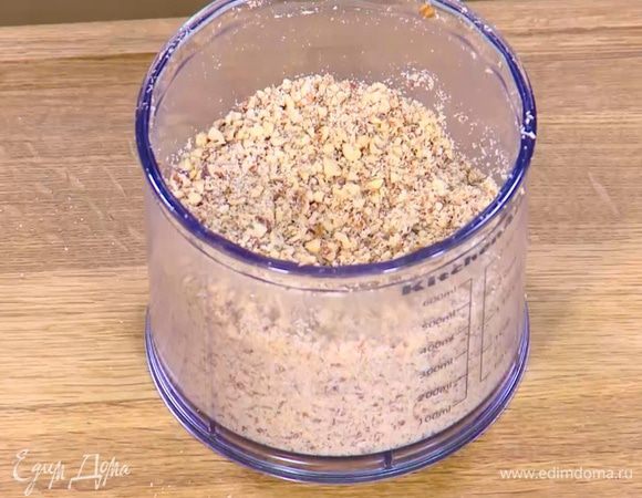 Миндаль измельчить в блендере в очень мелкую крошку.