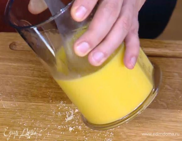 Два яйца взбить блендером с насадкой-венчиком.