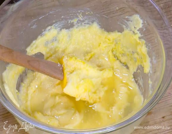 Сахар растереть лопаткой со 180 г предварительно размягченного сливочного масла.