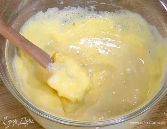 Добавить оставшееся яйцо и лимонную цедру, влить лимонный сок и взбитые яйца и еще немного перемешать.