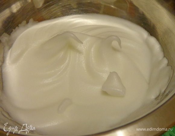 Тем временем взбить белок со щепоткой соли до крепких пиков.