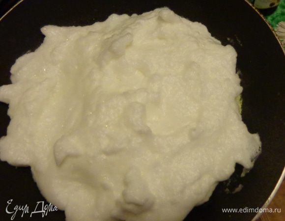 Выложить взбитый белок на желток и жарить на очень медленном огне, ни в коем случае не прикасаясь к омлету, пока белок не схватится. Это займет минут 8-10. В процессе будет видно, как белок "вздыхает".