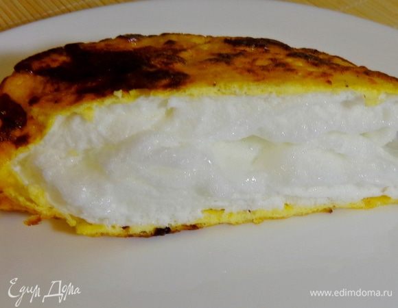 Готовый омлет разрезать пополам и выложить на тарелку.