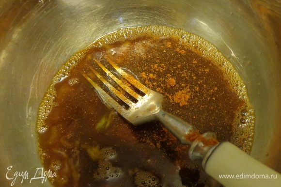 С тайским омлетом все еще проще: яйцо слегка взбить с тайским рыбным соусом, добавив немного красного перца.