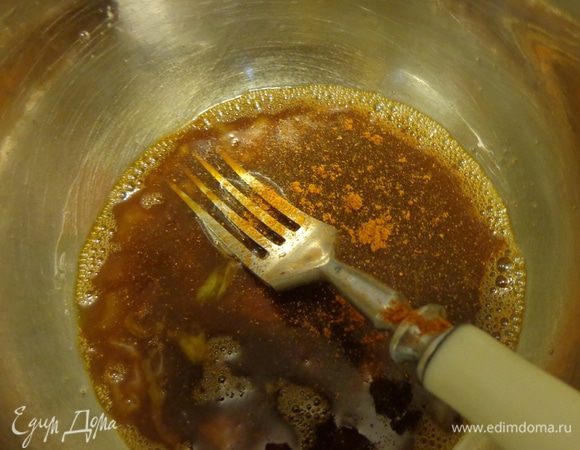 С тайским омлетом все еще проще: яйцо слегка взбить с тайским рыбным соусом, добавив немного красного перца.