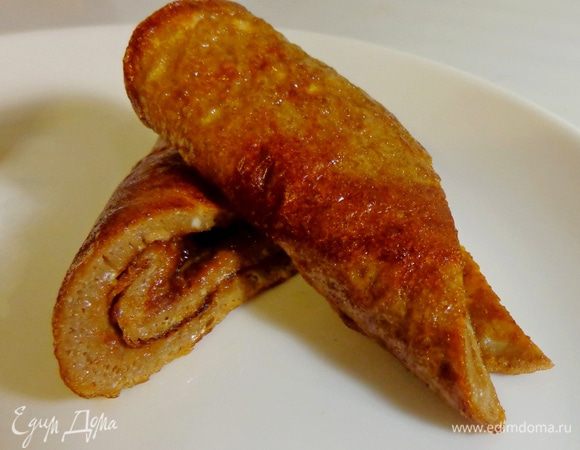 Жарить на медленном огне до готовности. Готовый омлет свернуть трубочкой и разрезать пополам.