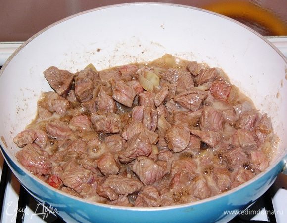 Нежное говяжье мясо нарезать кубиками. Сковороду сначала хорошо разогреть. Я не очень правильно воспользовалась сотейником, лучше подойдет большая тефлоновая сковорода. Когда сковорода хорошо разогрелась, налить растительного масла и обжарить мясо до изменения цвета на большом огне. Из мяса выделится сок, это нормально, он нам и нужен. 