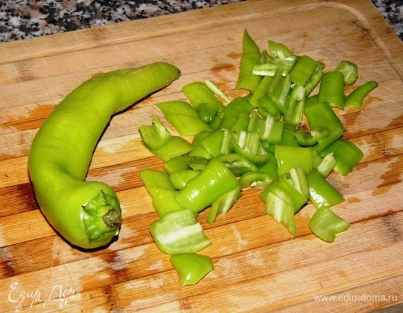 Лук и перец нарезать кубиками, как мясо. 