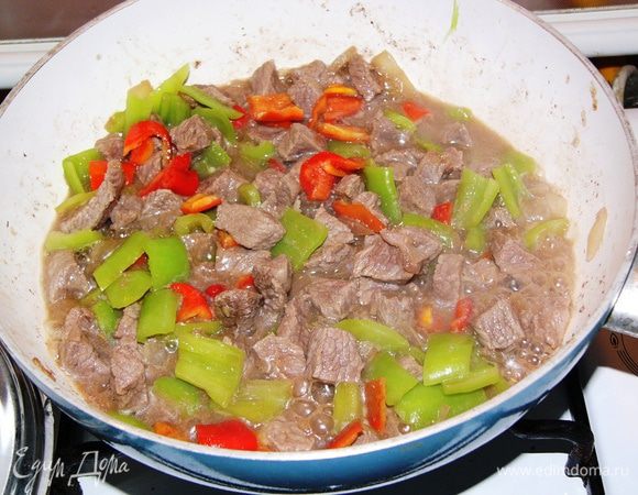 Не убавляя под сковородой огня, добавить к мясу сначала лук, обжарить, затем перцы, обжарить. В последнюю очередь добавляем пюре из свежих помидор. Если есть под рукой, добавляется также пару ложек томатов в собственном соку. Но поскольку я всегда так делаю, в этот раз для разнообразия решила приготовить без томатов.