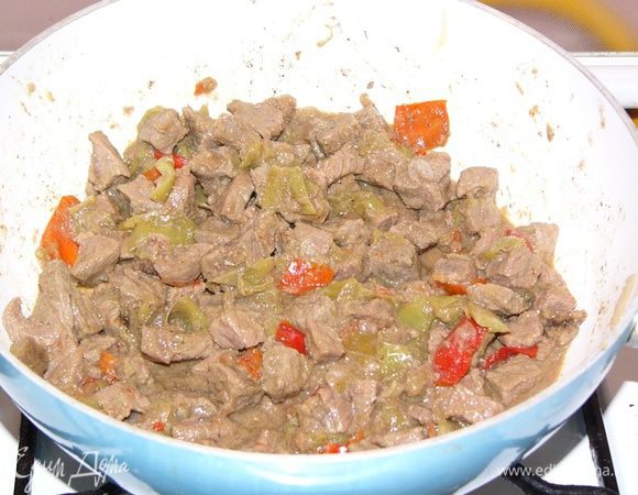 После того, как добавлены помидоры, огонь убавляем и закрываем сковороду крышкой. Оставляем мясо готовиться в собственном соку 20 минут. На фото уже готовое блюдо. 
