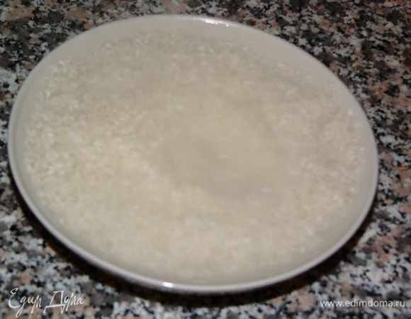 Теперь займемся рисом. Рекомендуется использовать сорт Балдо, но подойдет любой рис для плова. Его надо хорошо промыть и залить на 15 минут подсоленной горячей водой. 