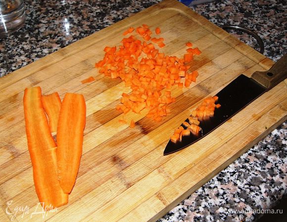 Две средних моркови очистить. Затем можно натереть морковь на терке — так рис получится более желтым. Мне больше нравится нарезать морковь мелкими кубиками. 