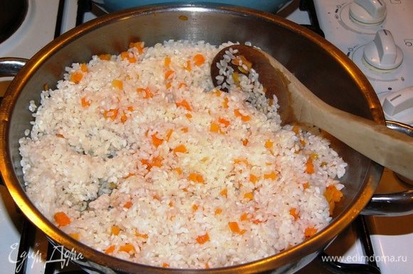 С запаренного риса слить воду, добавить рис к моркови, перемешать. Посолить рис чуть больше обычного, с учетом добавленной моркови.
