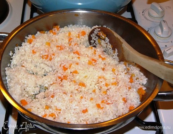 С запаренного риса слить воду, добавить рис к моркови, перемешать. Посолить рис чуть больше обычного, с учетом добавленной моркови. 