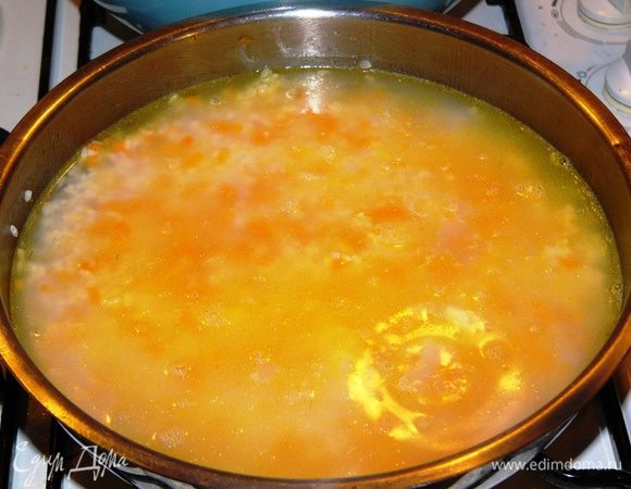 Залить рис кипятком, чтобы вода была примерно на палец выше риса. Закрыть крышкой. Готовить рис, не открывая крышку, 12 минут. 