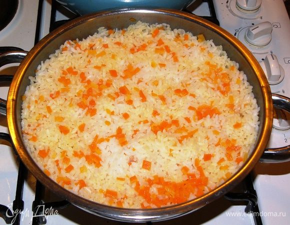 Спустя указанное время, выключить огонь и дать настояться пиляву еще 15 минут под крышкой. Вот такой у нас получился веселый гарнир! 