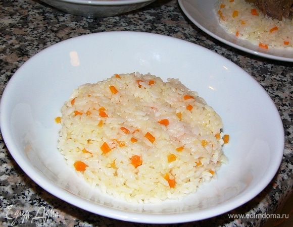 Теперь укладываем на тарелку рис... 