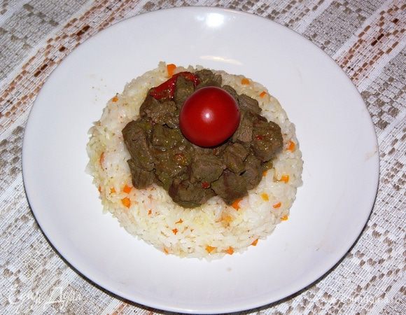 Сверху — мясо, и подаем к столу. Приятного вам! 