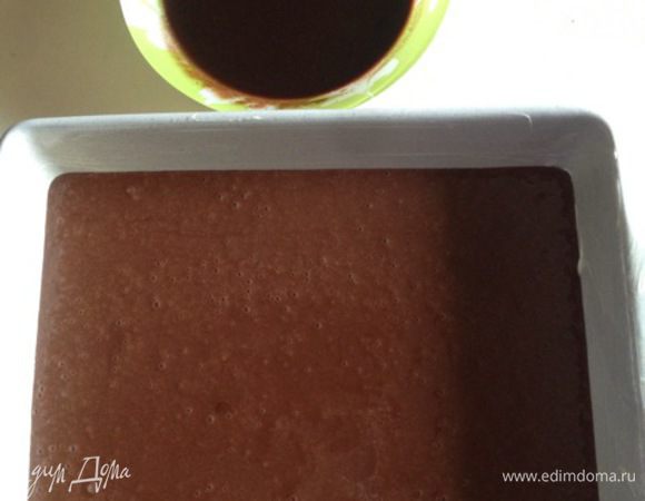 Смешать миксером молоко, сахар, масло и какао (4 ст.л. с горкой). Разделить на две части. Одну отставить, а во вторую добавить остальные ингредиенты. Хорошо перемешать. 
Духовку нагреть до 180°С. Форму смазать сливочным маслом, влить часть с мукой. Выпекать 20-25 минут.
