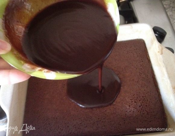 Готовность проверить зубочисткой. Достаём и горячий заливаем частью, которую отставили, прямо в форме.