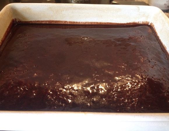 Дать пропитаться, лучше убрать на ночь.
Я взяла форму побольше (18/24), дала пропитаться часа 2-3, разрезала пополам. Положила одну на вторую часть. И дала постоять ещё, минимум часик. Части хорошо соединились.