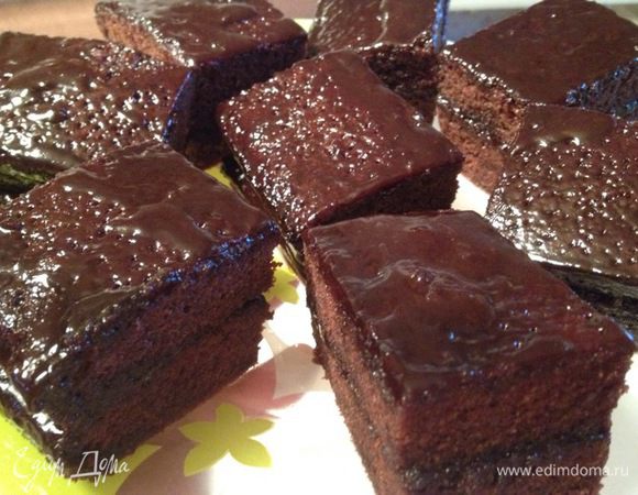 Порезать на порции. Получились вот такие замечательные шоколадные пироженки!