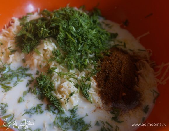 В глубокую чашу налить молоко, добавить соль, тертый сыр, паприку, мелко рубленный укроп. Перемешать.