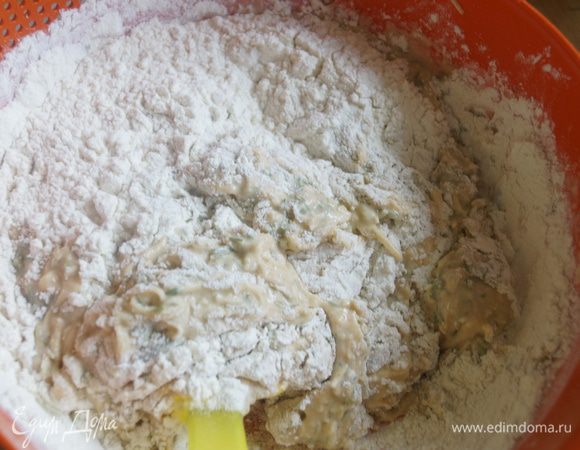 Затем добавить половину муки, смешанную с разрыхлителем, хорошо перемешать.