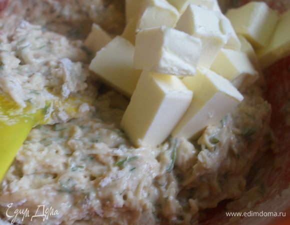 Добавить размягченное сливочное масло. Хорошо вымешать.