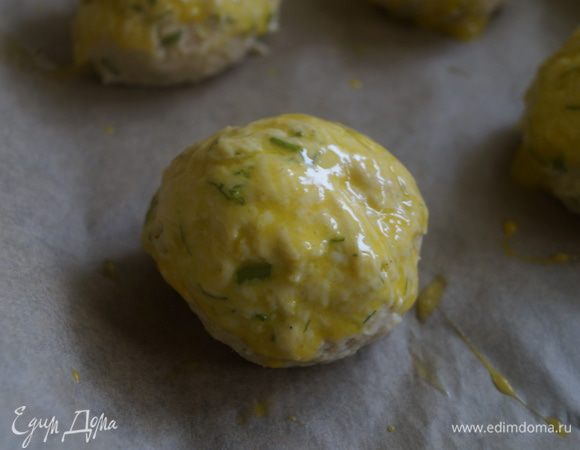 Всыпать постепенно оставшуюся муку и замесить гладкое эластичное тесто. Сформировать из готового теста булочки по 50-60 грамм. Выложить на противень застеленный пергаментом. Смазать взбитым яйцом. Выпекать в разогретой до 180°С духовке около 15-20 минут.