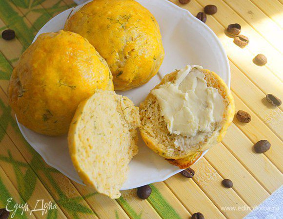 Подать булочки к утреннему завтраку с кофе или чаем. Булочки можно разрезать пополам и намазать сливочным маслом. Приятного аппетита!