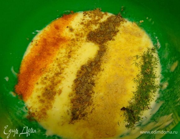 Смешать рикотту с яйцами, молоком и добавить по вкусу соль, перец и специи. У меня молотые красный и черный перец, кориандр, имбирь и смесь прованских трав.