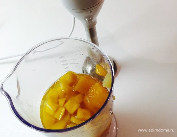 И так, для того, чтоб получить яркий тропический вкус, нужно съездить туда, где растут эти тропические фрукты или поступить как я, берем консервированный коктейль из тропических фруктов (у меня ананас, манго и папайя) и пюрируем его. Нам это пюре понадобится и в тесто, и в качестве крема.