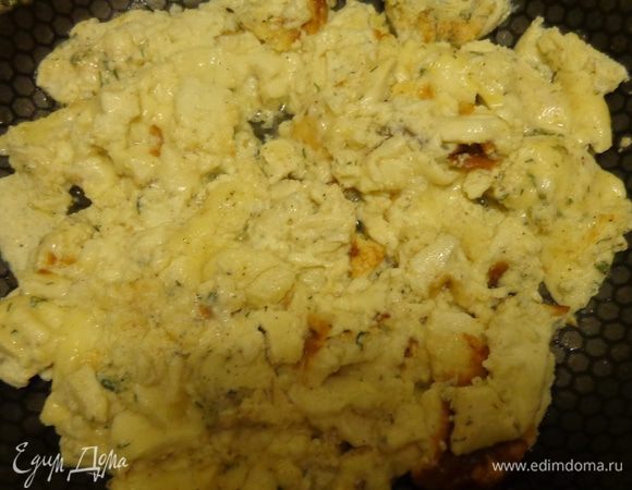 На небольшом огне пожарить омлет, остудить и поломать на кусочки.