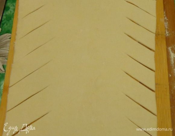 Раскатать тесто и сделать надрезы для косички.