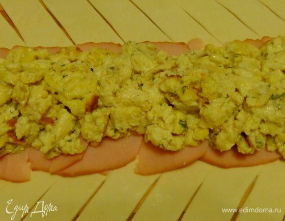 На нее яично-творожную смесь. Сверху посыпать натертый сыр.