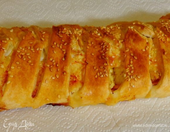 Заплести косичку, смазать ее молоком, посыпать кунжутом. Печь до золотистости при 190 градусах минут 25.